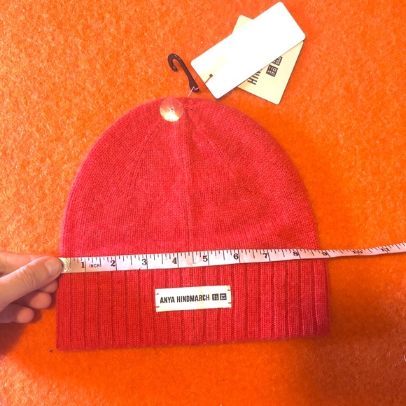Anya Hindmarch Uniqlo collab red 100% cashmere knitted beanie hat tuque NWT - Picture 7 of 8